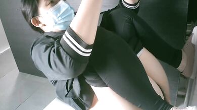 商场女厕全景偷拍多位漂亮小姐姐各种姿势嘘嘘 (11)