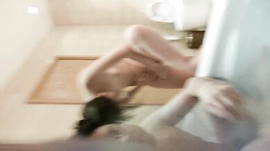 胡子大叔酒店约炮美女大学生先洗澡啪啪再帮她刮B毛完美露脸 (2)